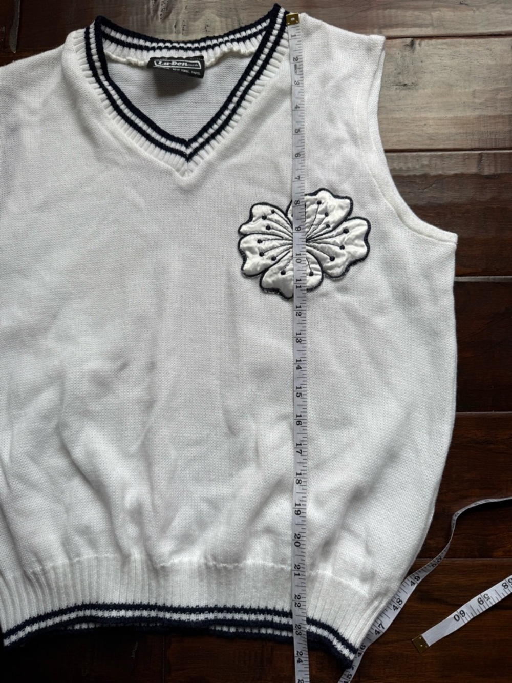 Vintage 90s Cream Knit Sweater Vest Floral Appliqué Preppy Minimalist M/L - Picture 6 of 6